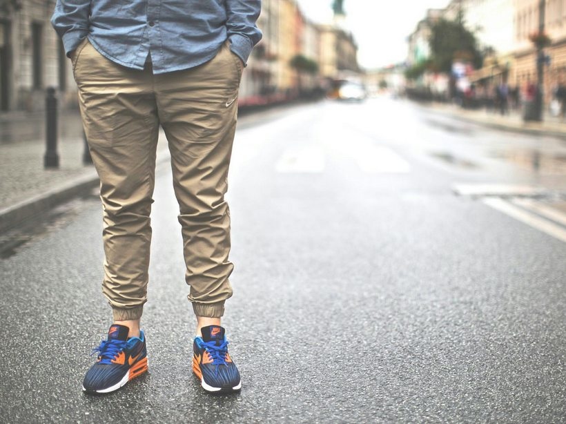 С чем носить женские и мужские брюки чиносы: что это такое и как они выглядят
