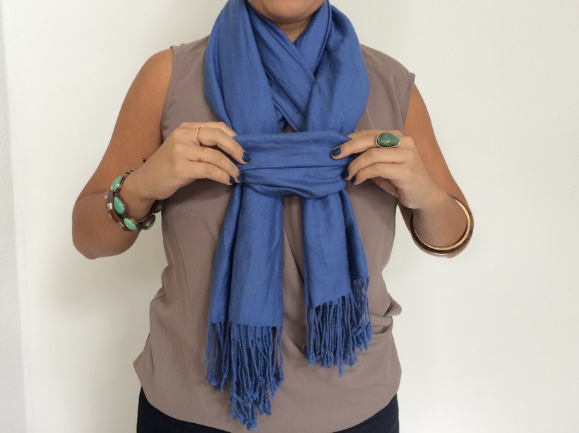 Женский шарф: как правильно его завязывать на шее