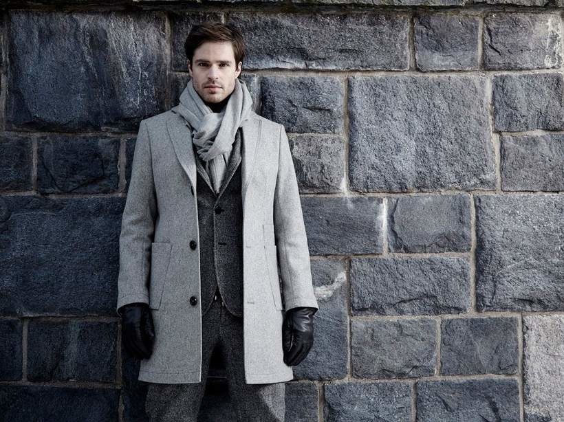 Модели мужских шарфов к черным и серым пальто