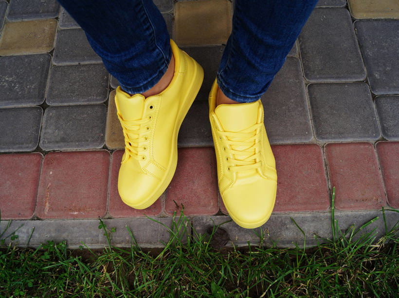 Желтые кроссовки с чем носить женщинам