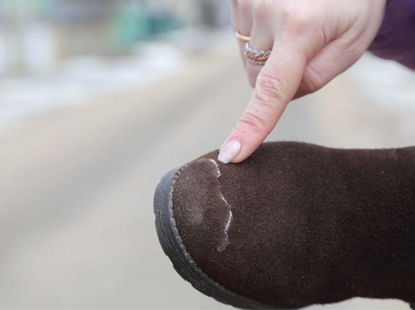 Как избавиться от соли на обуви из замши