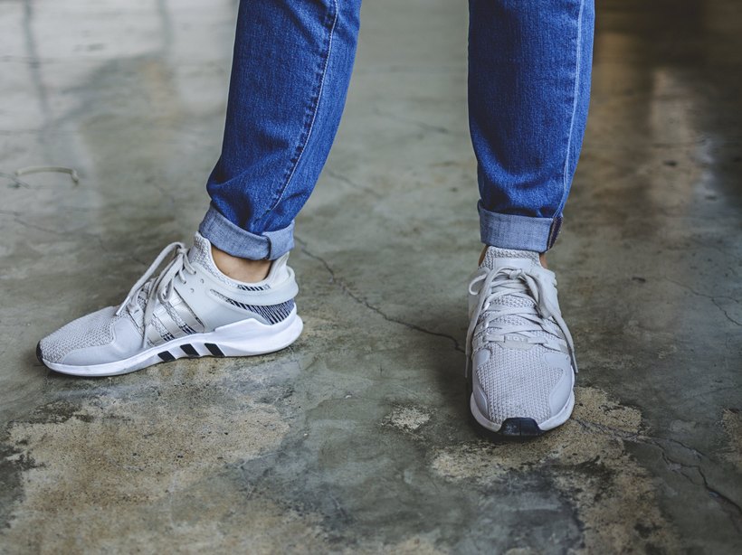 Модные тенденции: как подкатить джинсы под кроссовки и ботинки
