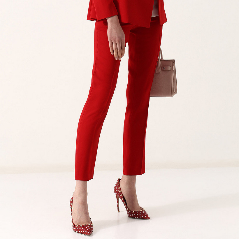 Что надеть с красными брюками женщине