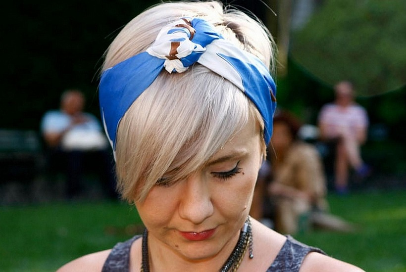 Как можно носить бандану на голове девушке с короткими волосами