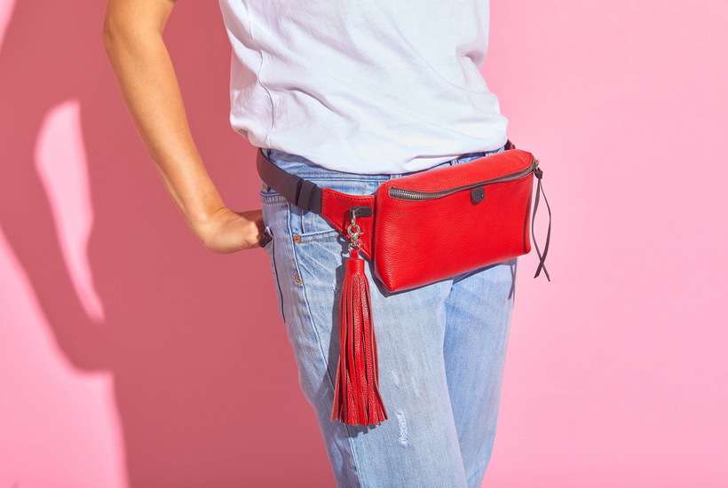 Как правильно носить женскую поясную сумку