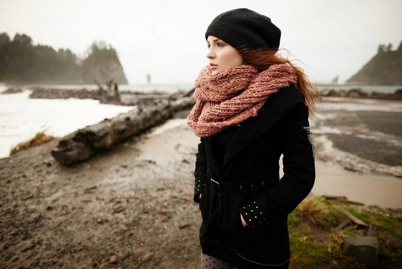 Как правильно завязать шарф на шее женщине