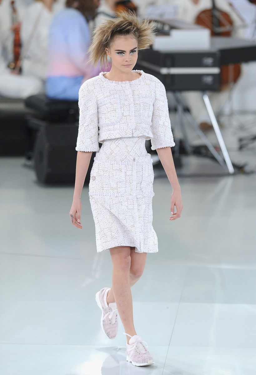 Показ Chanel в 2014 году – платья под кроссовки