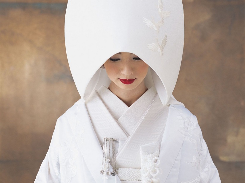 Японское женское кимоно с рисунком на свадьбу