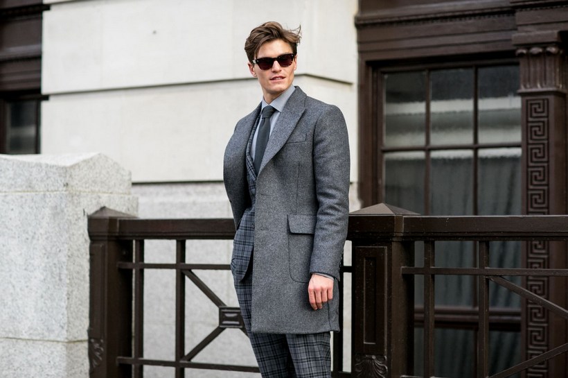 Что одеть с серым мужским пальто