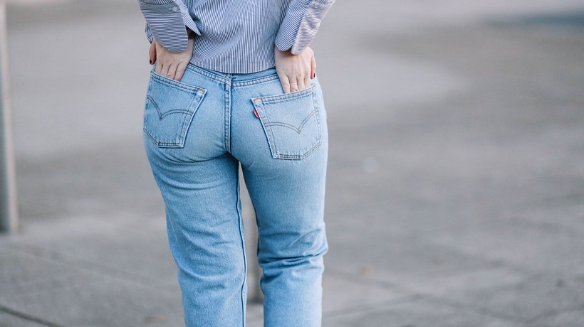 С чем носить женские голубые джинсы