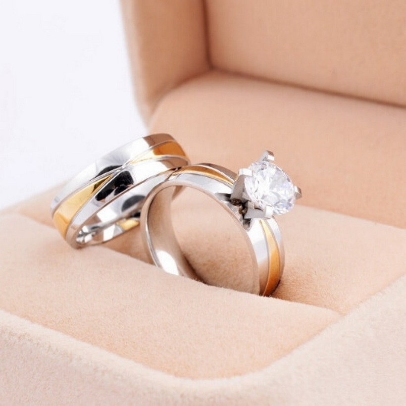 Как правильно носить помолвочные и обручальные кольца