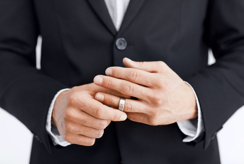Как носить кольца на пальцах мужчине