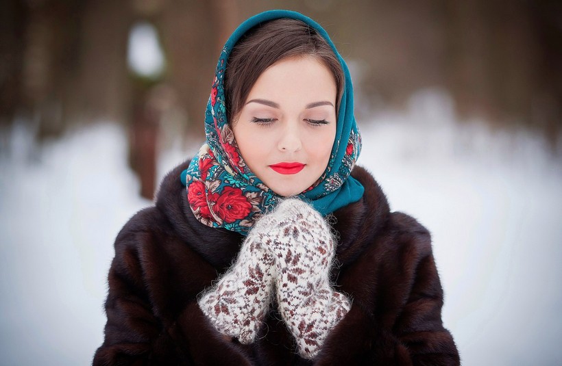Как красиво носить платок на голове зимой