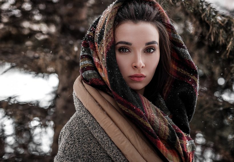 Как носить вязаный платок на голове зимой