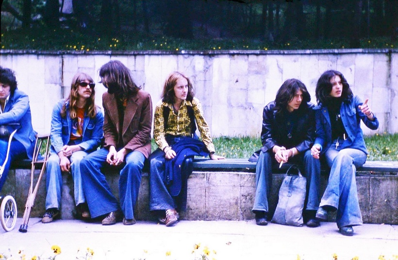 Хиппи в джинсах клеш в 70-е годы