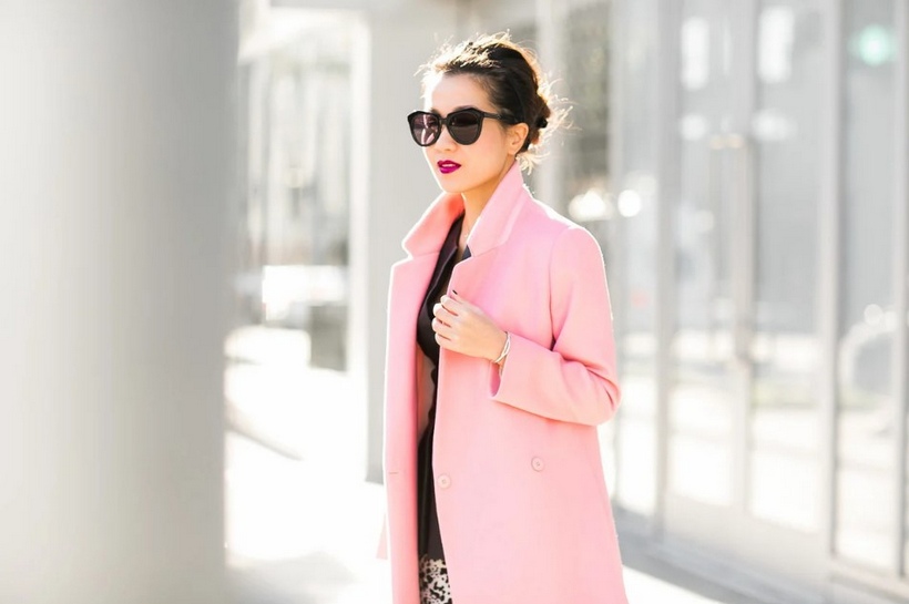 С чем носить розовое пальто до колена
