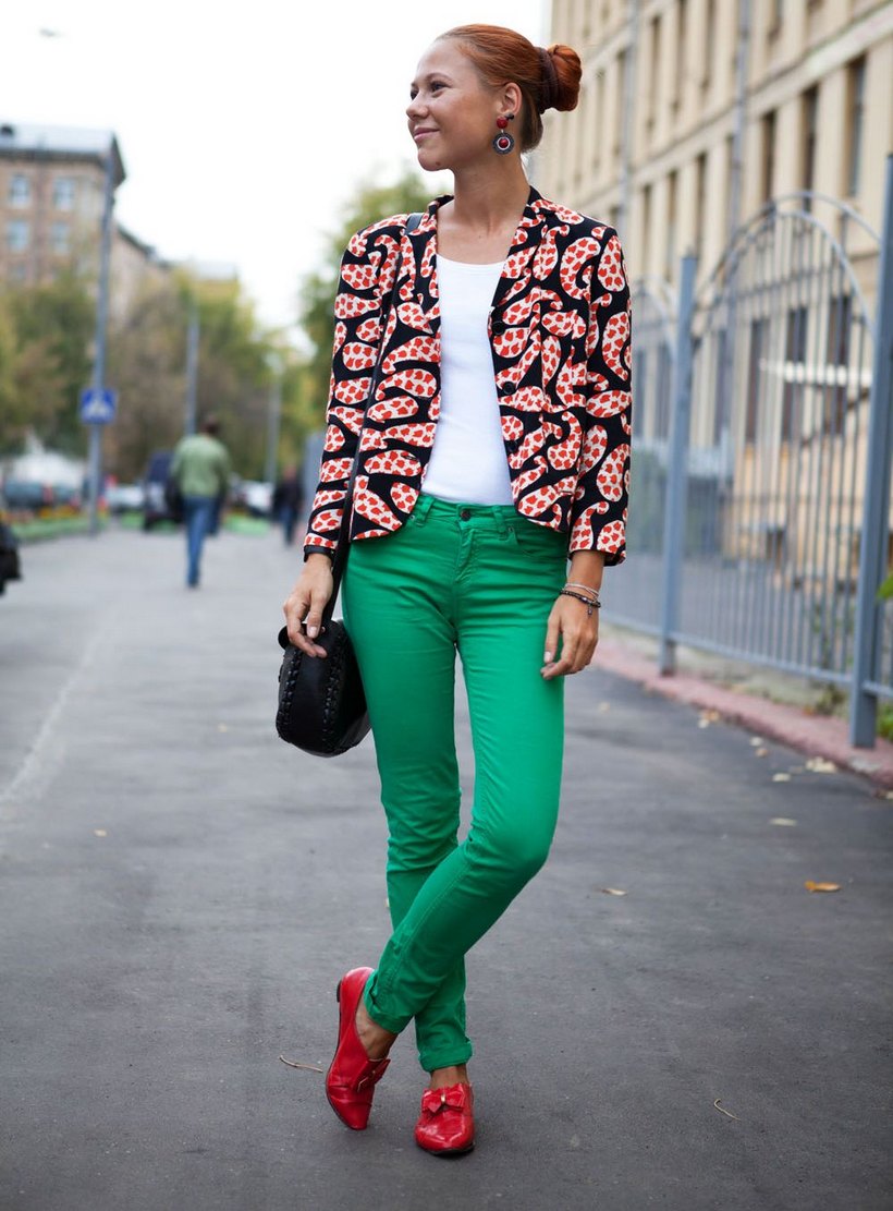 С чем носить темно-зеленые джинсы женщине
