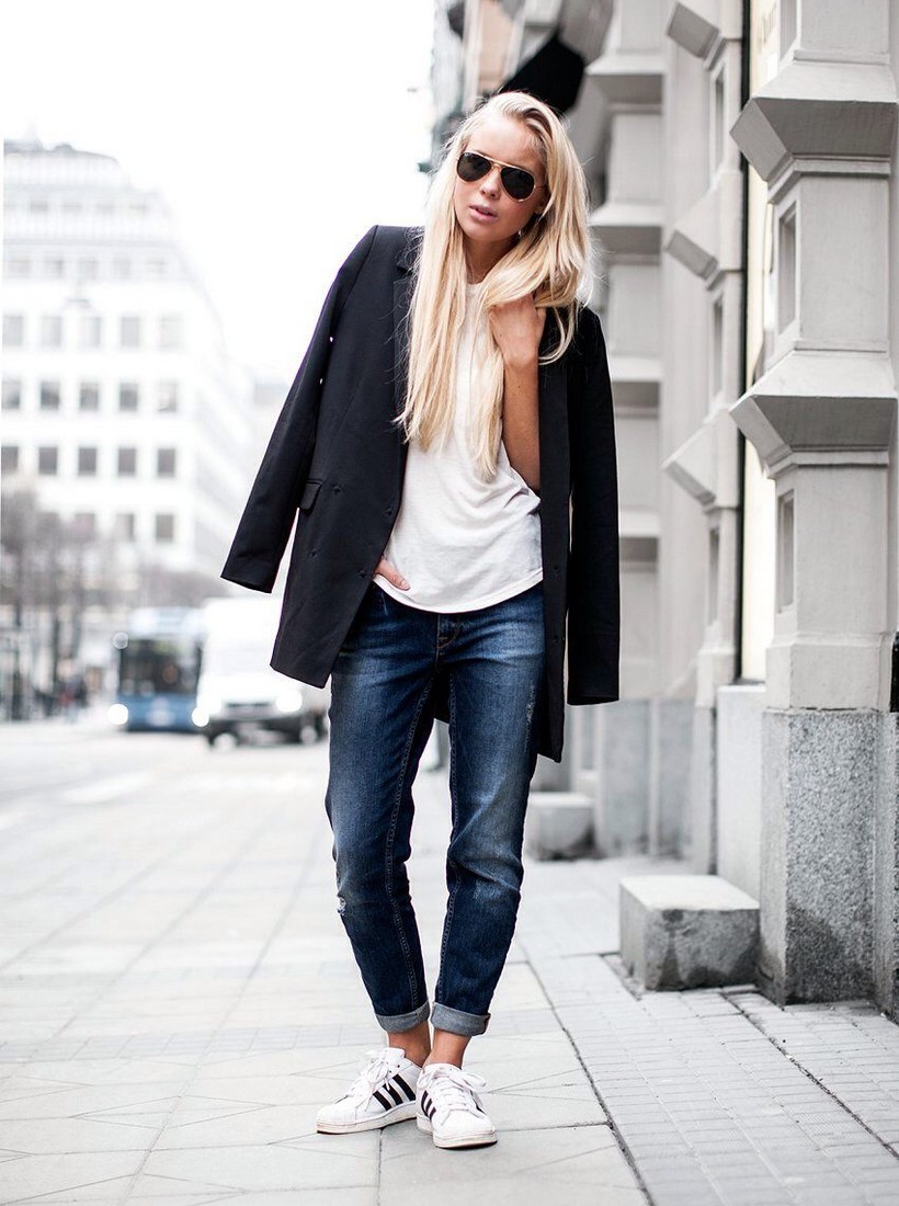 Как выбрать женский пиджак под джинсы и кроссовки: фото