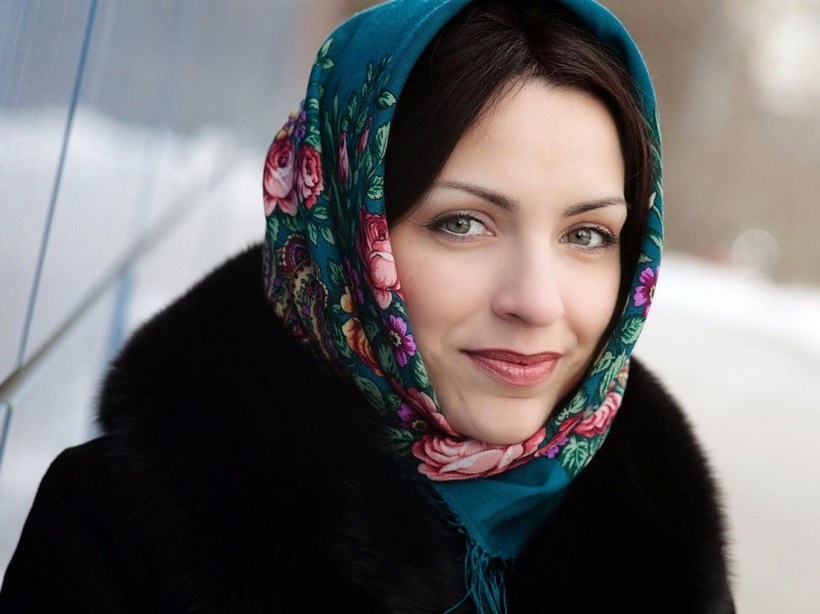 5 вариантов, как завязывать платок на голову зимой